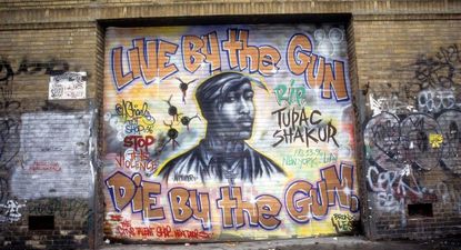 La trágica muerte de Tupac contribuyó a elevar al rapero de figura principal del gangsta rap a ícono cultural. Este mural de 1997 en Nueva York (hoy desaparecido), creado por Andre Charles, fue muestra de ello.