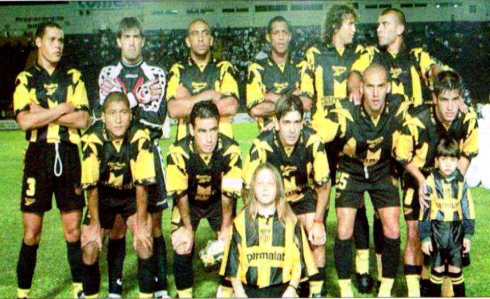 Otra formación de Peñarol en 1999: arriba, Darío Rodríguez, Claudio Flores, Marcelo De Souza, Cafú Barbosa, José Enrique De los Santos y Gabriel Cedrés; abajo, Marcelo Romero, Pablo Bengoechea, Josemir Lujambio, Edgardo Adinofli y Antonio Pacheco.