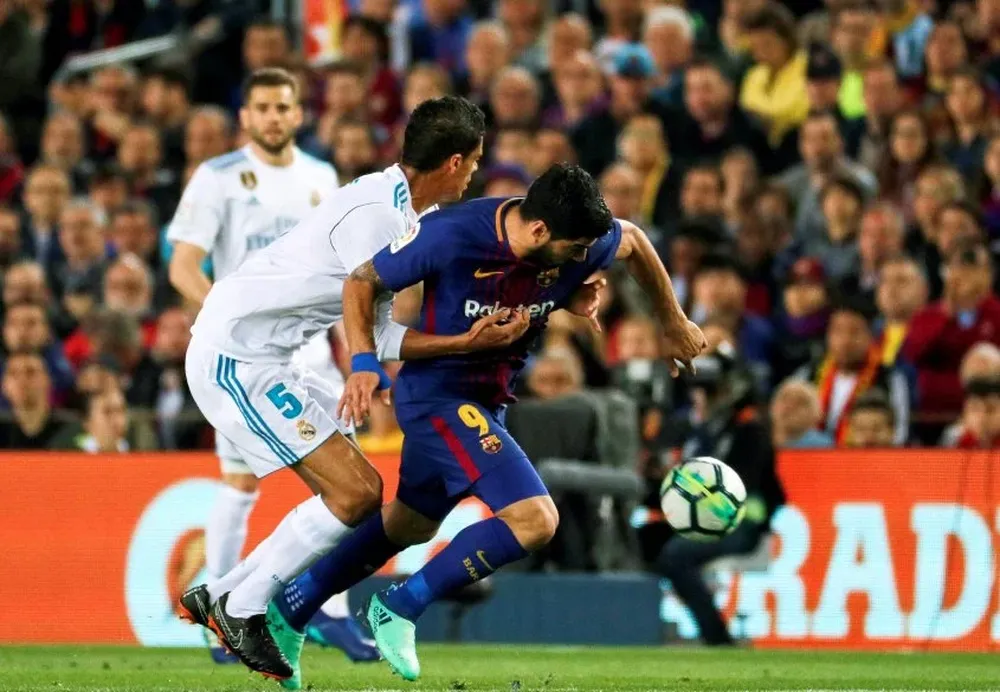 Suárez ante la marca de Varane