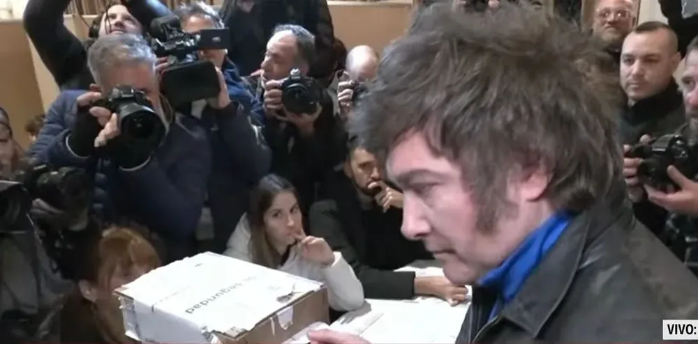 Milei votó sobre las 13.45 de este domingo.