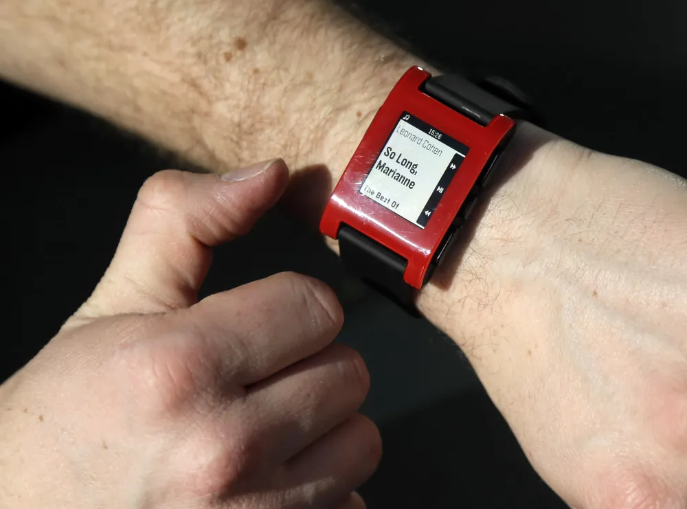 Este reloj no solo dice la hora, sino que además se conecta con smartphones dentro de 10 metros