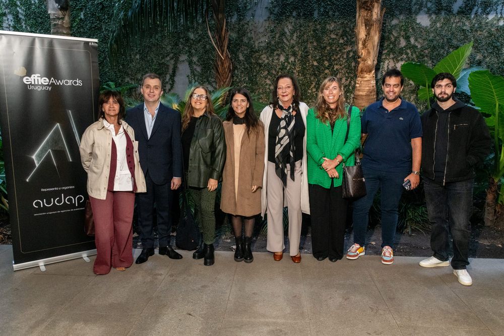 FOTO 1: Carina Silva, Antonio Oliva, Laura Blois, Fernanda Ariceta, Patricia Lussich,María José Caponi, Santiago Cámara y Bruno Petcho.