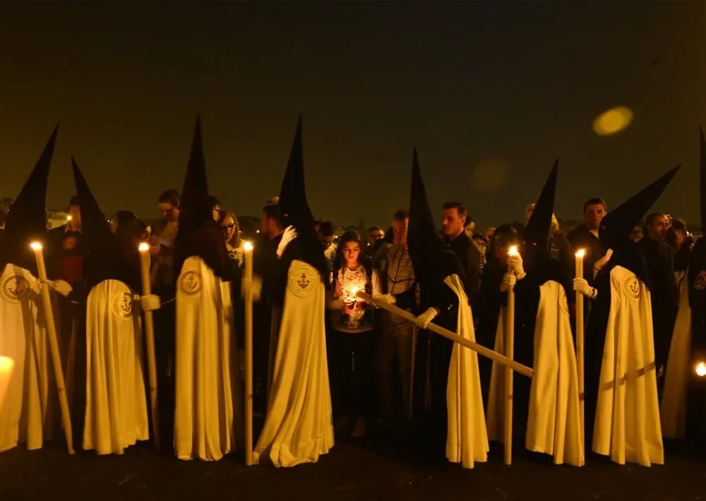 Desfile de la fraternidad La Esperanza de Triana durante una procesión en Viernes Santo.