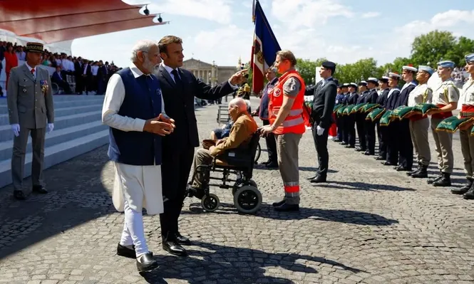 El mandatario francés Emmanuel Macron y su homólogo indio Narendra Modi en los festejos del 14 de julio.