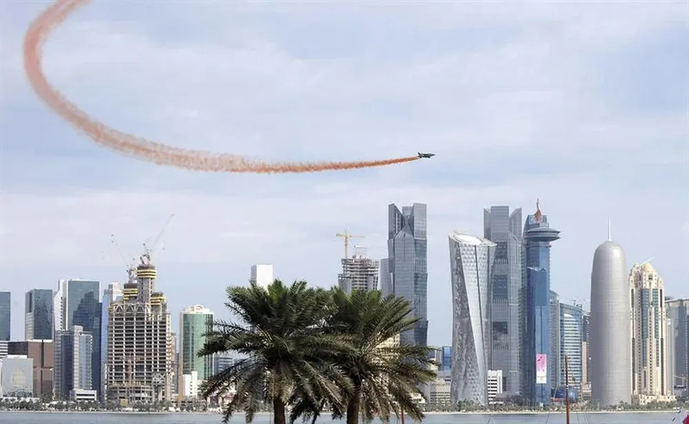 Un avión militar sobrevuela los rascacielos de Doha durante el desfile celebrado por fiesta nacional de Catar