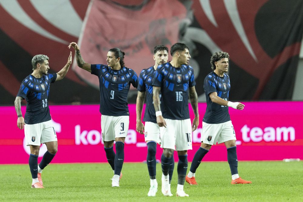 Uruguay goleó 4-1 a Corea del Sur