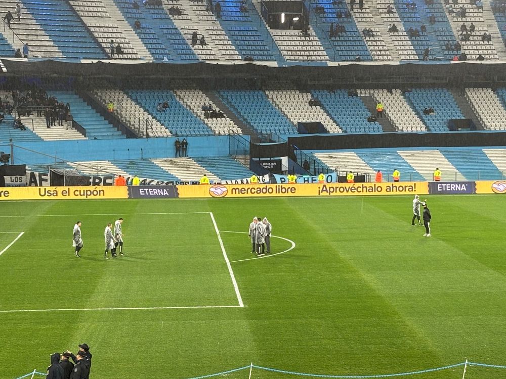 Los jueces inspeccionan el campo de juego Los jueces inspeccionan el campo de juego