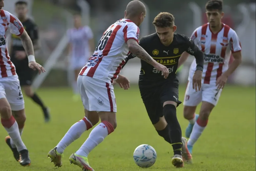 Máximo Alonso de Peñarol ante River Plate
