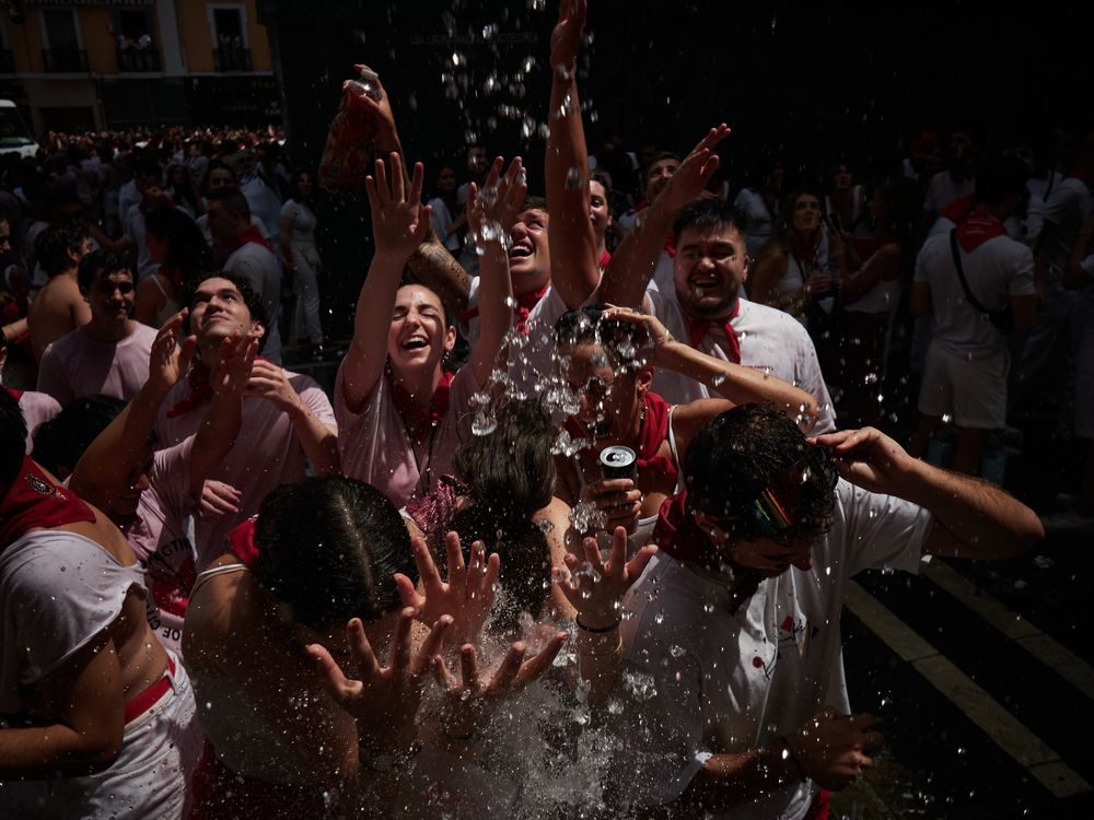 EuropaPress_6842597_varias_personas_chupinazo_san_fermin_2025_plaza_ayuntamiento_julio_2025.jpg