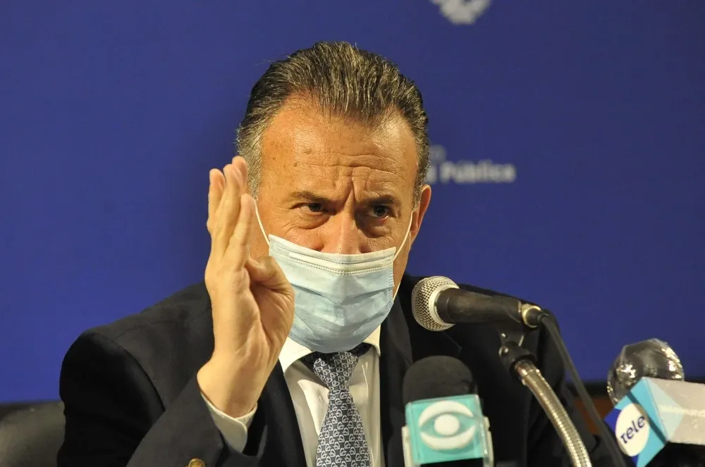 Salinas se quejó por la cantidad de personas que se agendaron para la tercera dosis