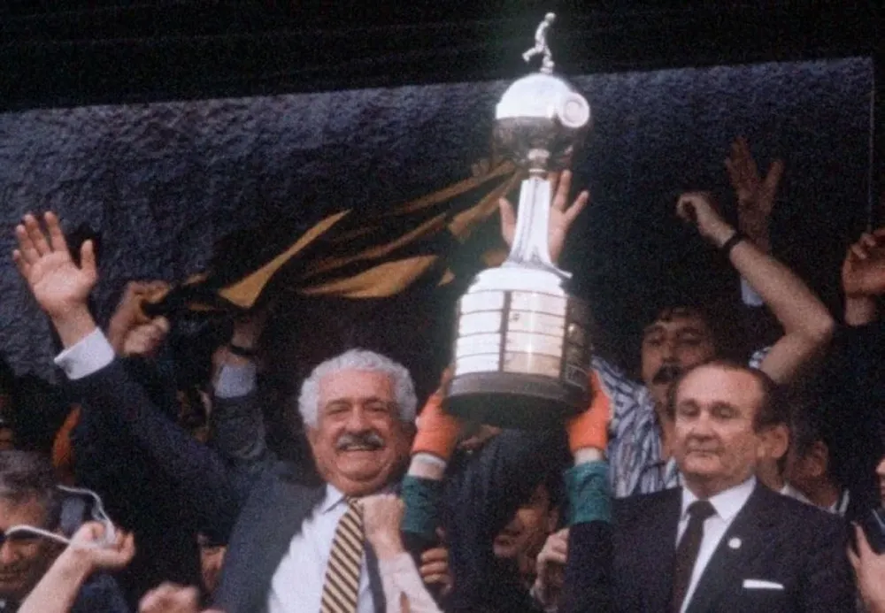 El Cr. José Pedro Damiani, con la Copa que Peñarol ganó en 1987, ante América de Cali