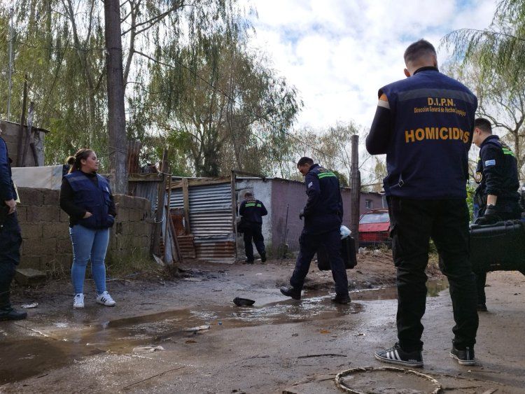 Policía trabaja en el cuádruple homicidio en Barrio Maracana