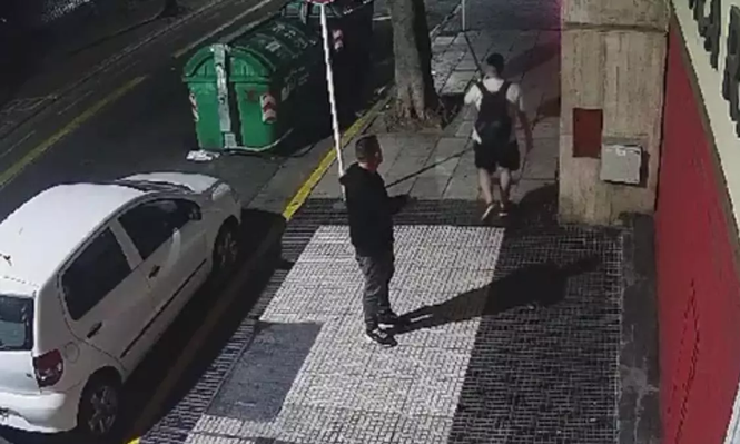 Mientras algunos entraron a destrozar las oficinas, otros vigilaban desde la puerta para evitar interrupciones.