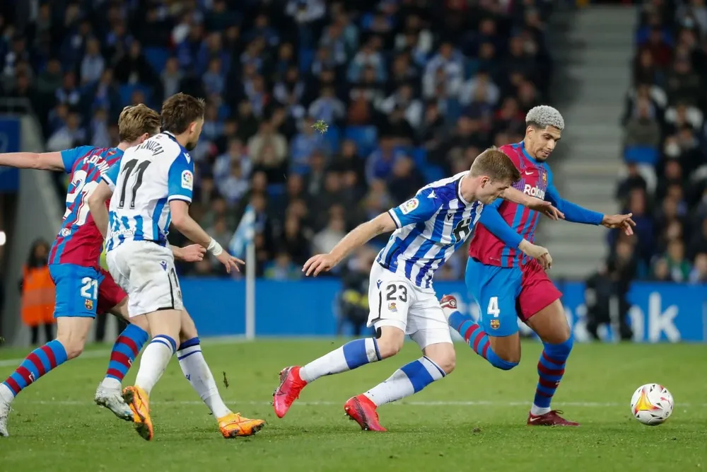 Araujo supera a Alexander Sørloth