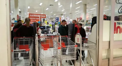 Tienda Inglesa toma personal zafral y choca con trabajadores