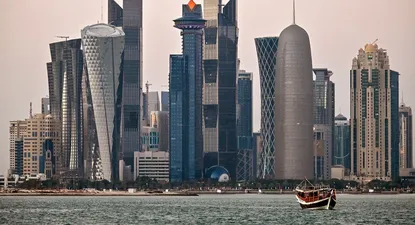 qatar, el fondo soberano mas activo del mundo y prohibicion de relaciones extramatrimoniales a los turistas
