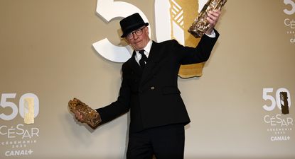 El director francés Jacques Audiard posa con sus premios César durante la 50ª ceremonia anual de premios César celebrada en la sala de conciertos Olympia de París.