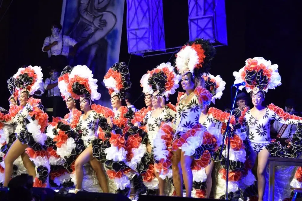 Yambo Kenia integra la terna en el premio mejor cuerpo de baile en comparsas.