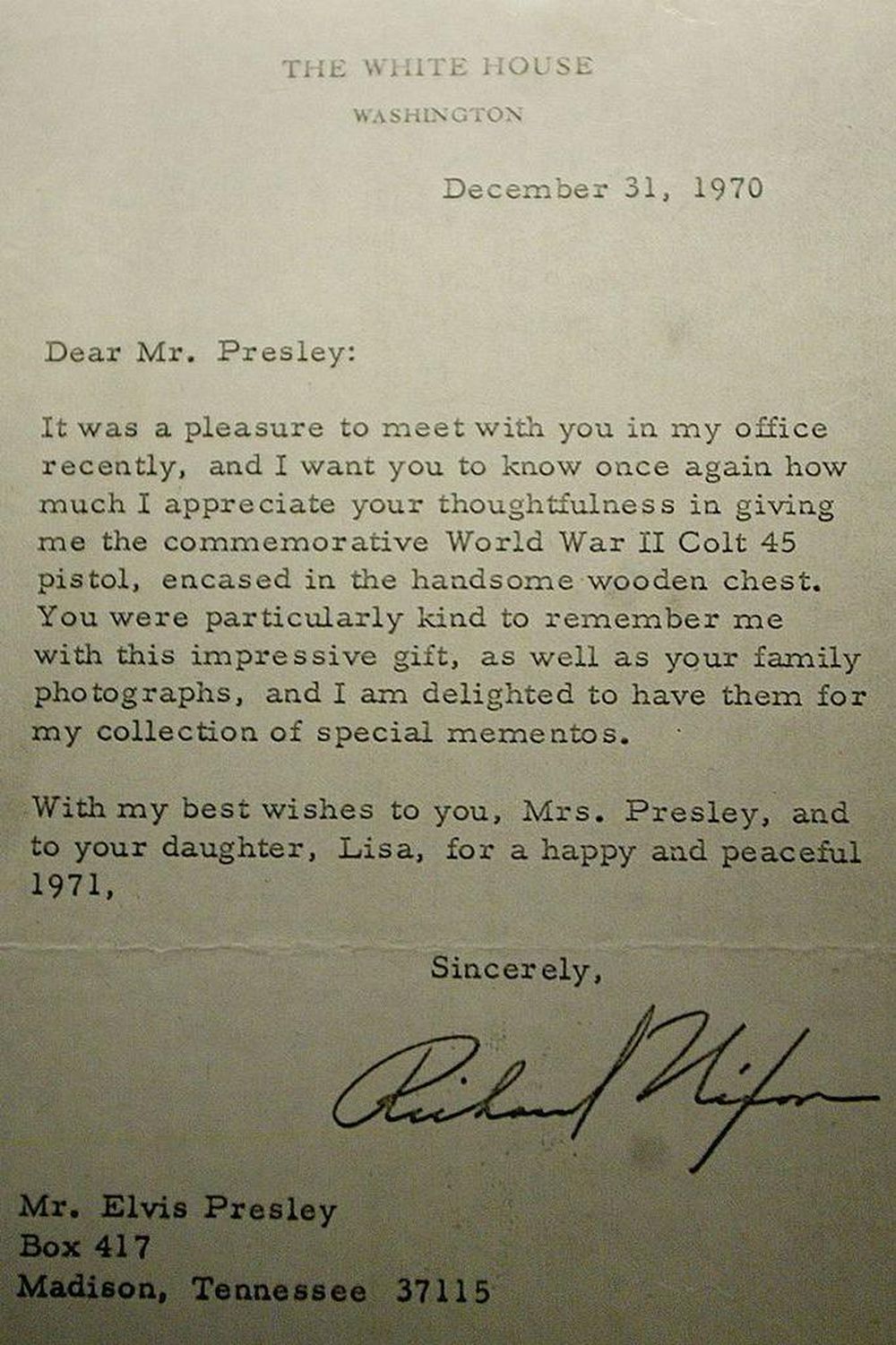 La carta de Nixon agradece a Presley por el regalo y le desea lo mejor a él y a su familia para el año entrante.