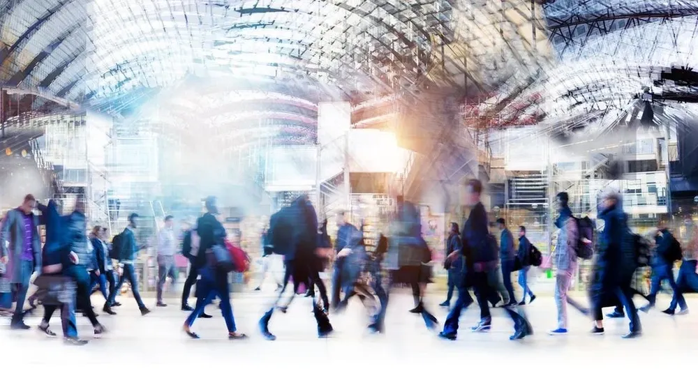 Un estudio encontró que quienes caminan lento tienen cerebros y cuerpos más viejos.