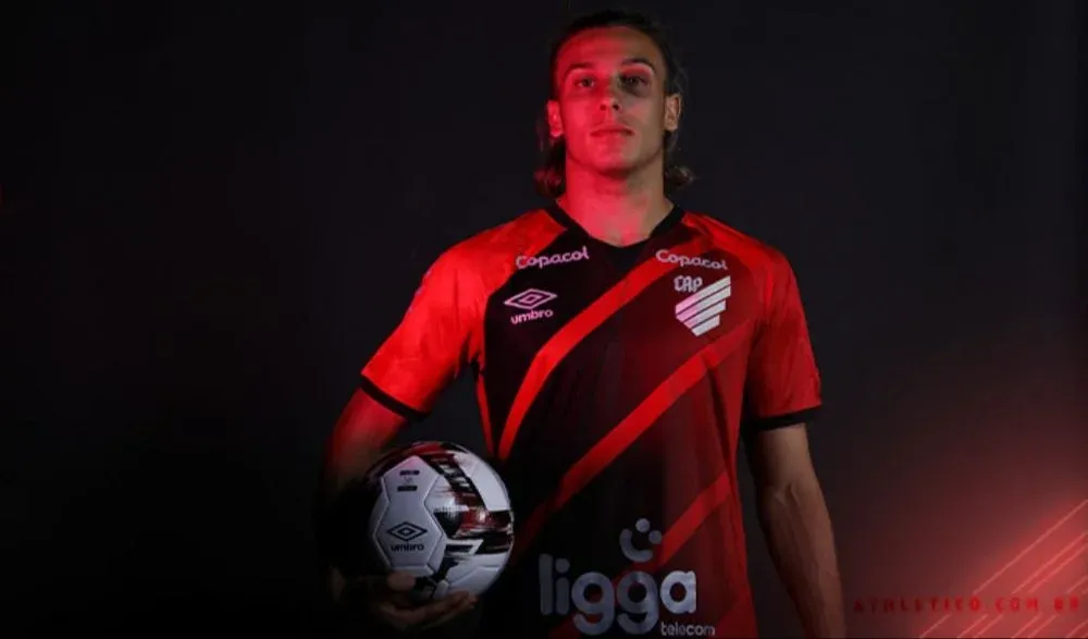 Agustín Canobbio con su nueva camista, la de Athletico Paranaense