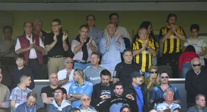 El embajador francés Sylvaine Itte, en el Palco, con la camiseta de Peñarol que le fue obsequiada