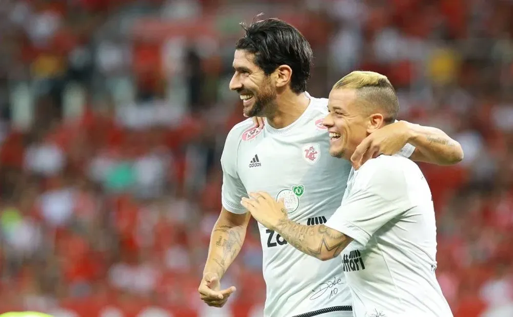 Abreu y DAlessandro en el amistoso para Chapecoense