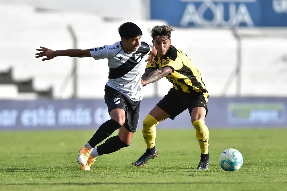 Santiago Mederos firmó con Peñarol