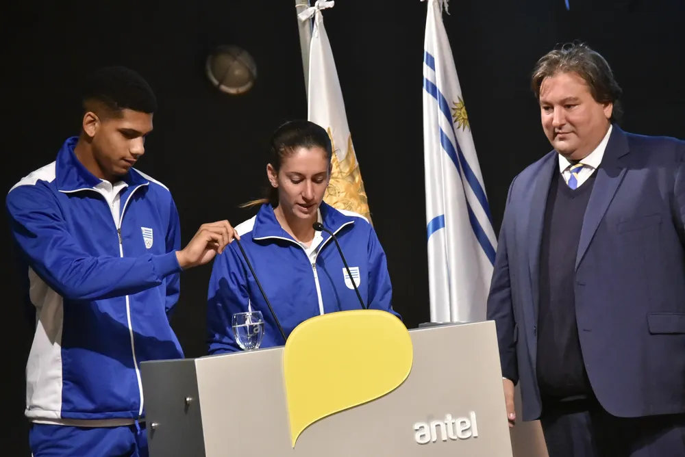 Lectura del juramento olímpico: el futbolista Ronald Araújo, la atleta Pía Fernández y el jefe de Misión uruguayo Fernando Ucha