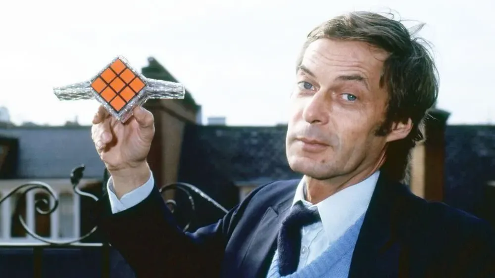 Ernő Rubik es un arquitecto húngaro que creó el Cubo Mágico.