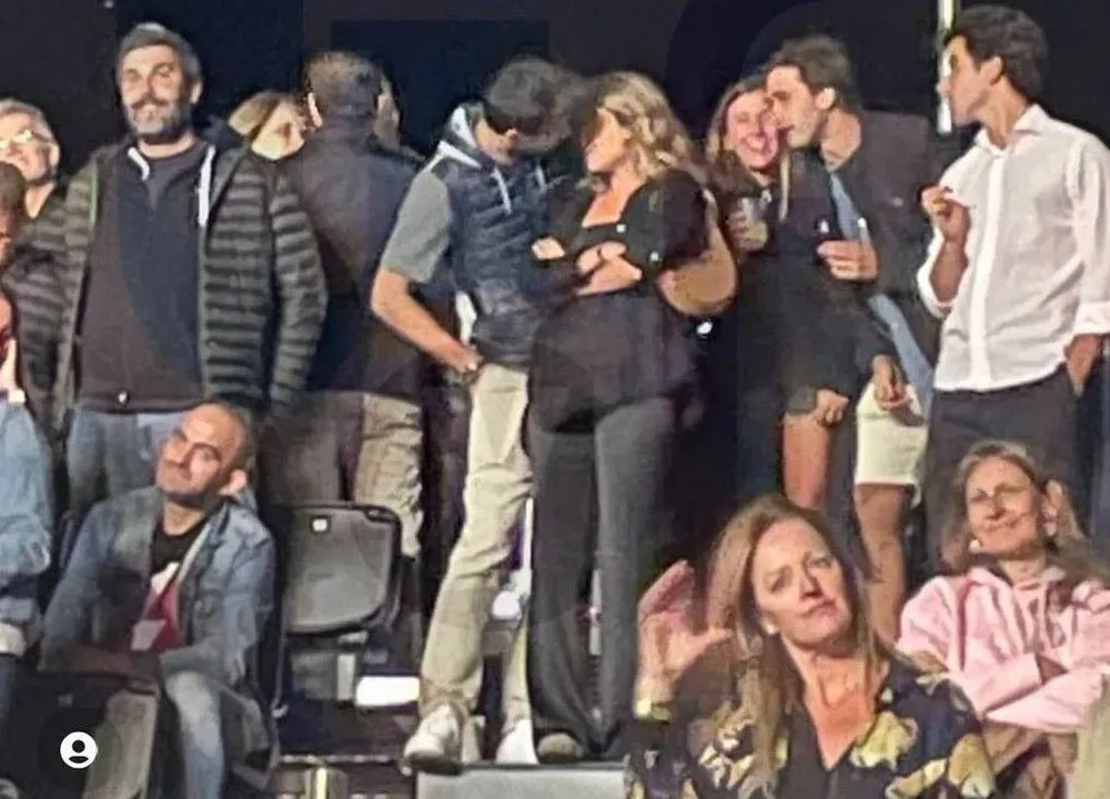 Gerard Piqué asistió a un recital con su novia y su familia tras la separación de Shakira