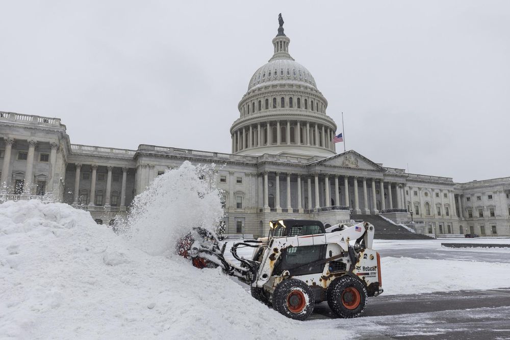 Una máquina quitanieves limpia la nieve del exterior del Capitolio de Estados Unidos.