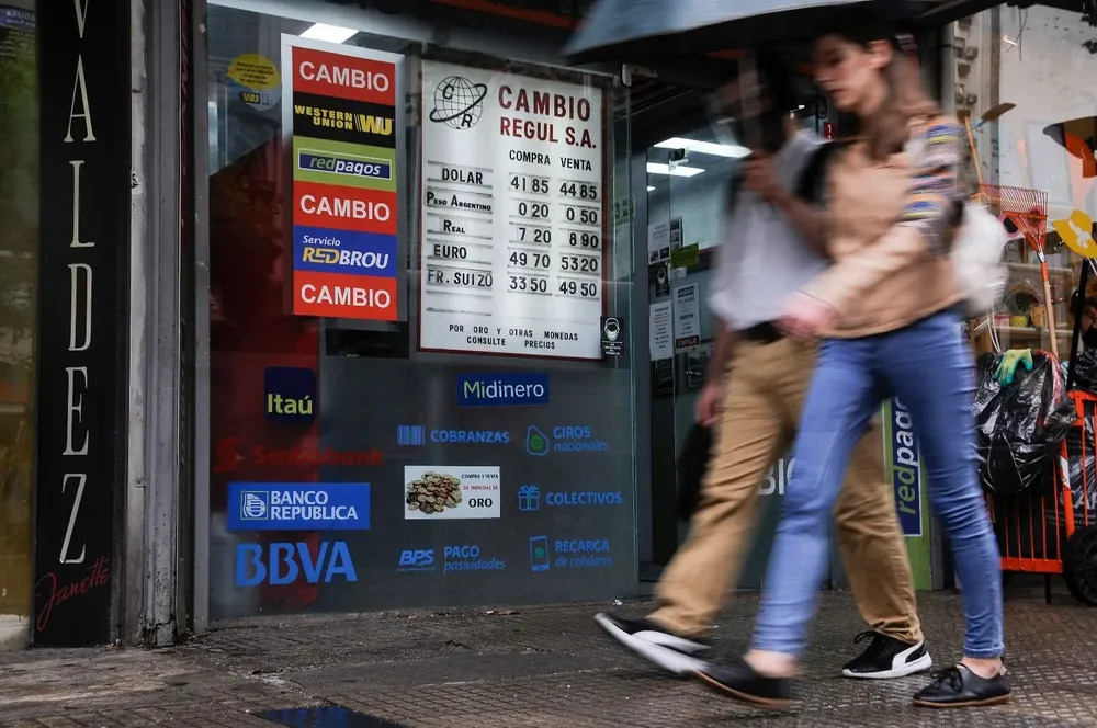 El dólar se vendía en la franja de $ 44 en los cambios privados. (Foto archivo)