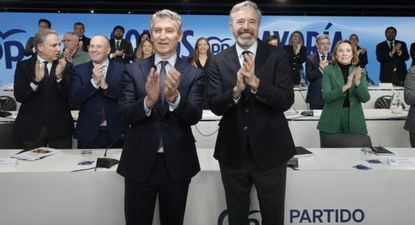 Alberto Núñez Feijóo, en la sede madrileña del PP, junto a Jorge Azcón, ganador de las elecciones en Aragón.