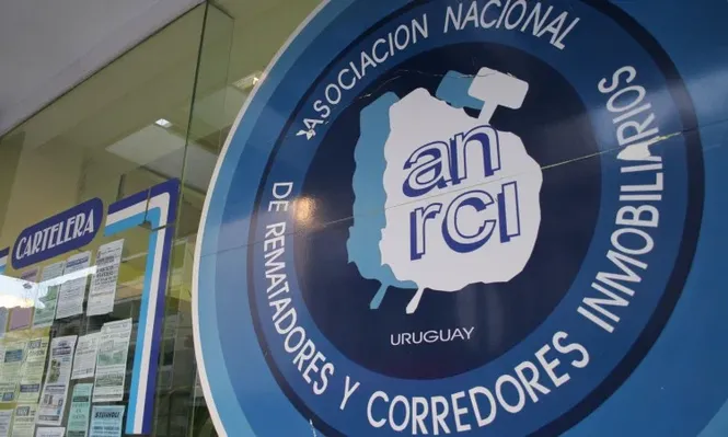 Escudo de la Asociación Nacional de Rematadores, Tasadores y Corredores Inmobiliarios, en el local de Uruguay 826