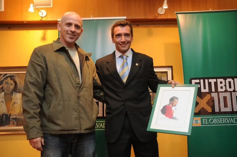 Daniel Daners entrega el premio a Jorge Larrionda en Fútbolx100