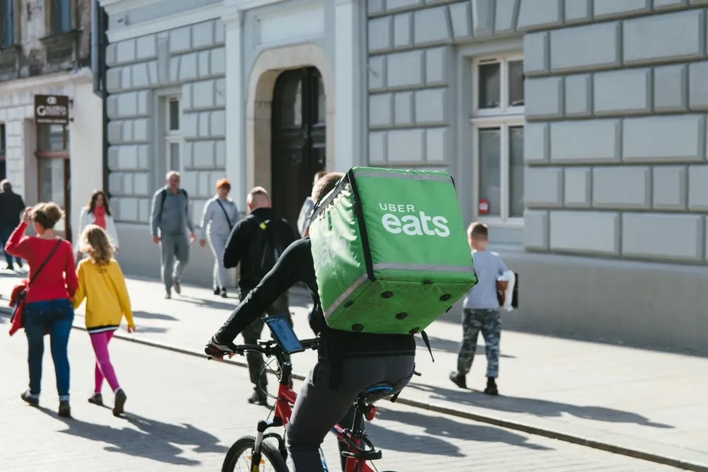 En EEUU, DoorDash, Grubhub y Uber Eats argumentan que el límite de 15% en sus tarifas es inconstitucional y que los restaurantes son libres de negociar sus comisiones con las plataformas de entrega. 
