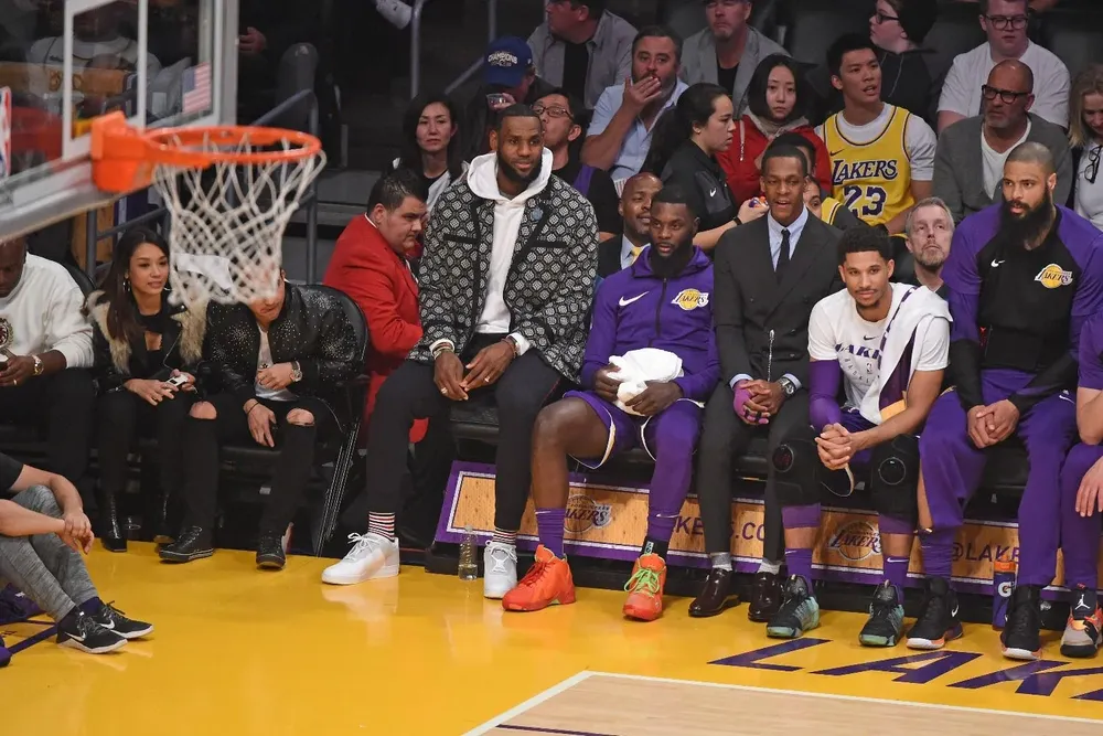Así ha tenido que ver los partido LeBron al estar lesionado, desde la primera fila