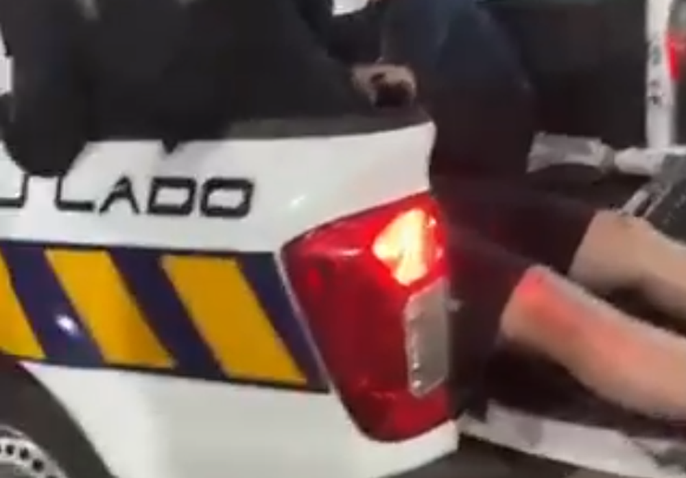 Así se llevaban al hombre de 28 años baleado en el complejo de Bañados de Carrasco