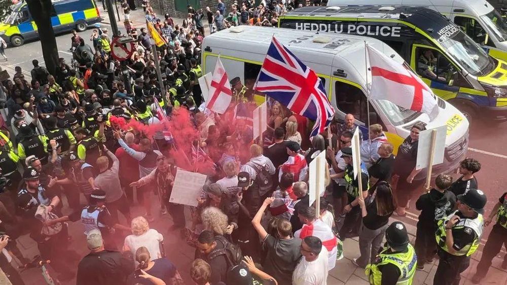Manifestantes antiinmigración se enfrentan a contramanifestantes en Bristol el 30 de agosto.