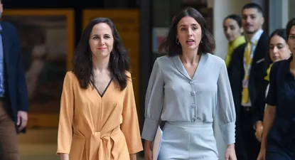 La ministra de Derechos Sociales y Agenda 2030 en funciones, Ione Belarra (i), junto a la ministra de Igualdad en funciones, Irene Montero.