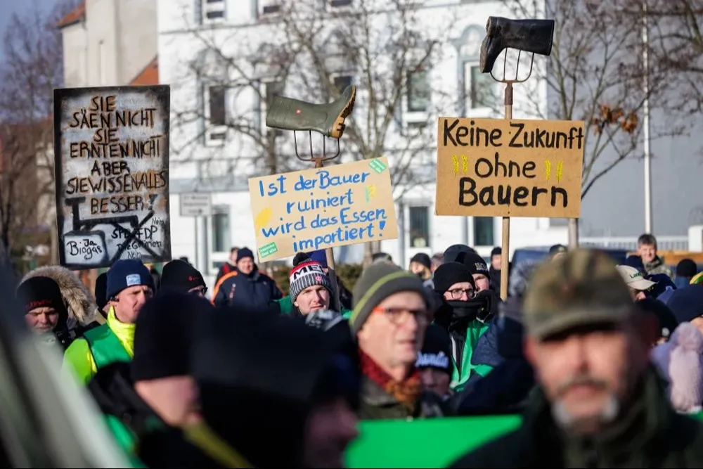Los agricultores también dicen estar presionados por las nuevas normas que impulsa el gobierno para proteger el medio ambiente y el clima.
