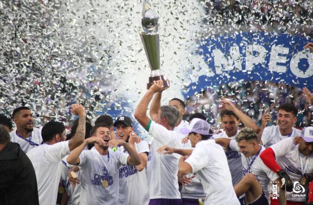 La celebraci&oacute;n de Defensor tras obtener su primera Copa AUF Uruguay en 2022