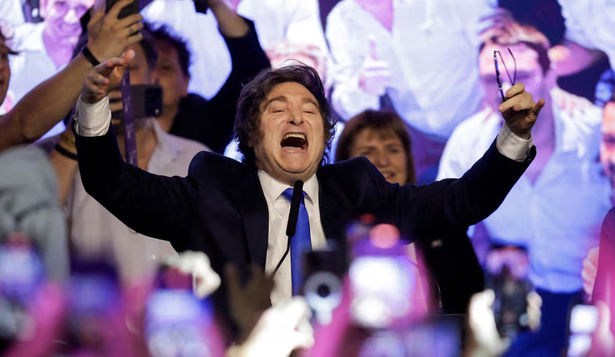 El presidente argentino, Javier Milei, celebra el triunfo electoral el 26 de octubre.