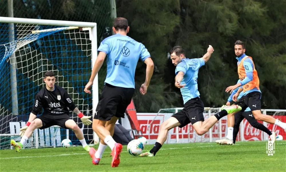 El Canario Álvarez volvió a ser arquero en la práctica informal