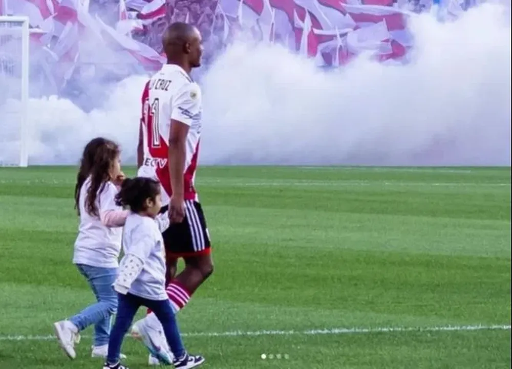 Nicolás De la Cruz y sus hijas en el Superclásico argentino