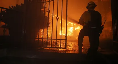 una persona muerta y evacuadas decenas de miles por incendios en california
