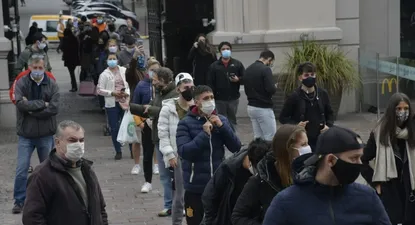 Con largas colas: así fue la esperada reapertura de los shoppings