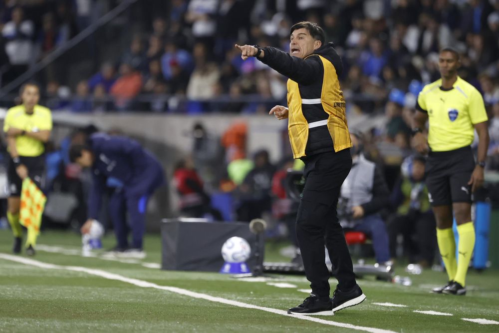 Alexander Cacique Medina en el encuentro entre Universidad Católica y Estudiantes de La Plata por los octavos de la Copa Libertadores 