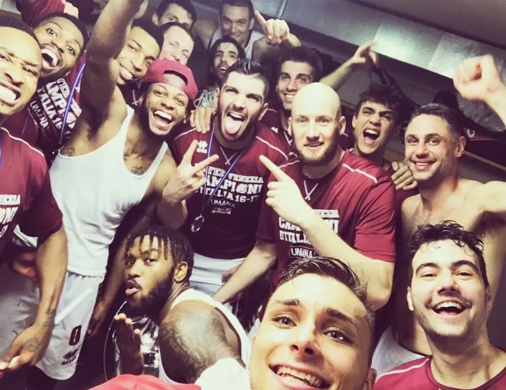 Esteban Batista celebrando en el vestuario con la medalla